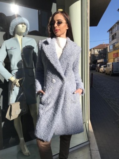 Палто с вталена кройка от къдрав астраган