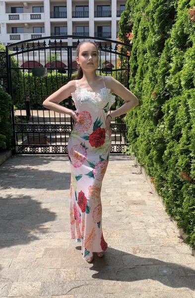 Елегантна дълга рокля на цветя 