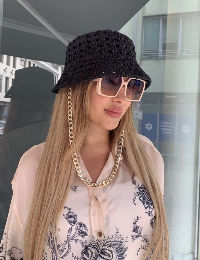 Черна плетена шапка със синджир