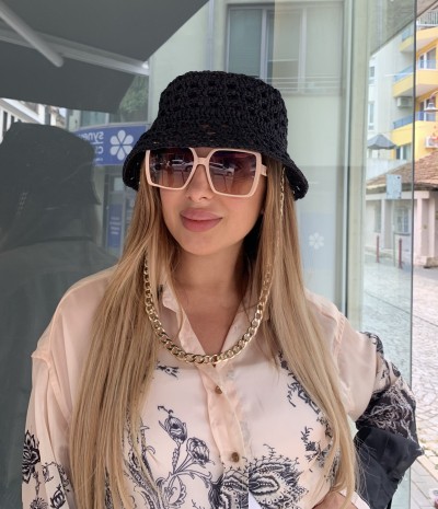 Черна плетена шапка със синджир