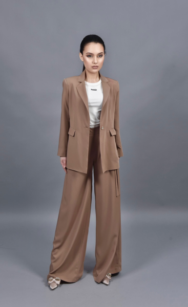 Елегантен дамски комплект от сако и широк панталон в нюанс камел