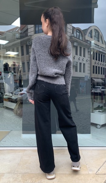Дамски пуловер от плетиво във сиво с декорация от фини камъни и пайети