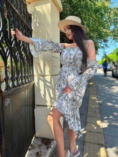 Бяла рокля на флорални мотиви