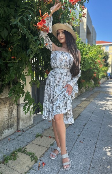 Бяла рокля на флорални мотиви
